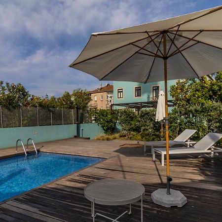 Lovelystay - Downtown Studio With Pool, Ac And Balcony Porto Bagian luar foto