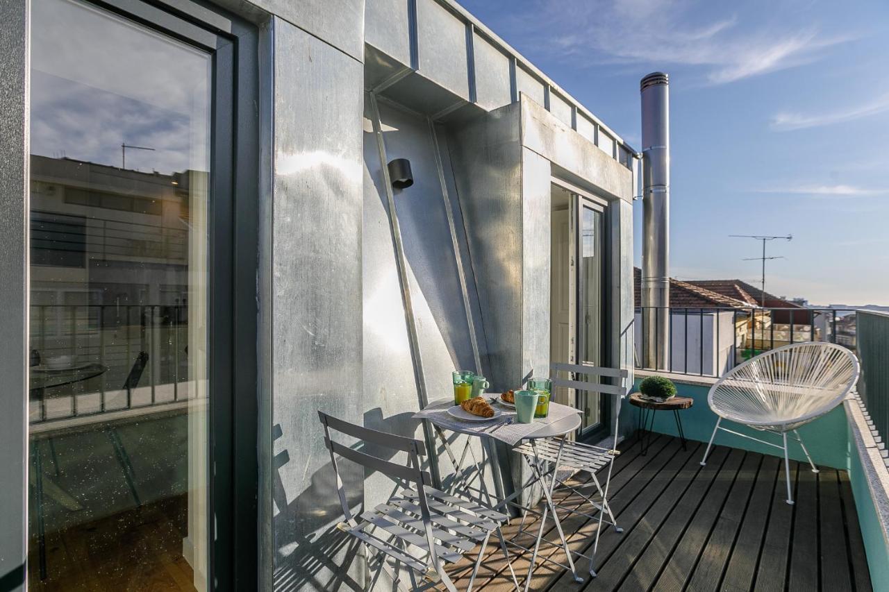 Lovelystay - Downtown Studio With Pool, Ac And Balcony Porto Bagian luar foto