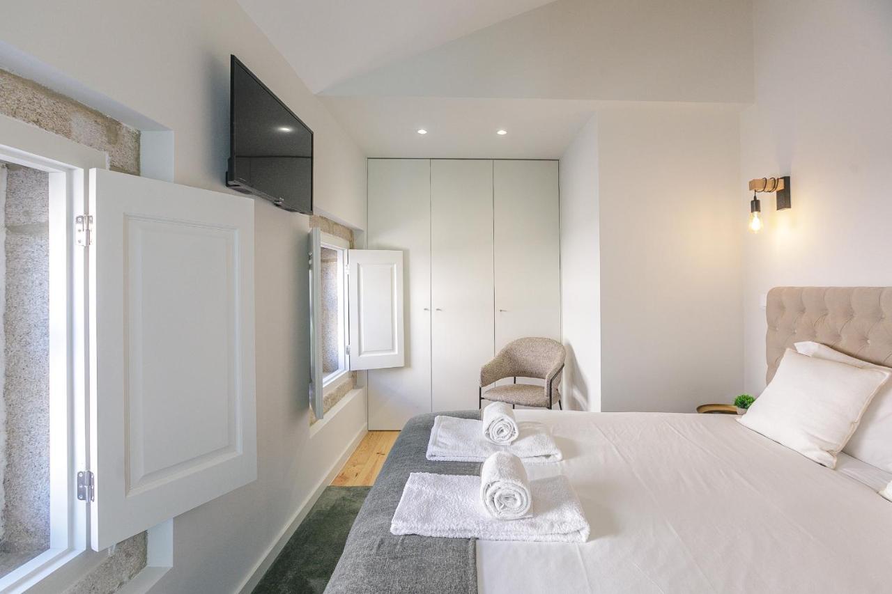 Lovelystay - Downtown Studio With Pool, Ac And Balcony Porto Bagian luar foto