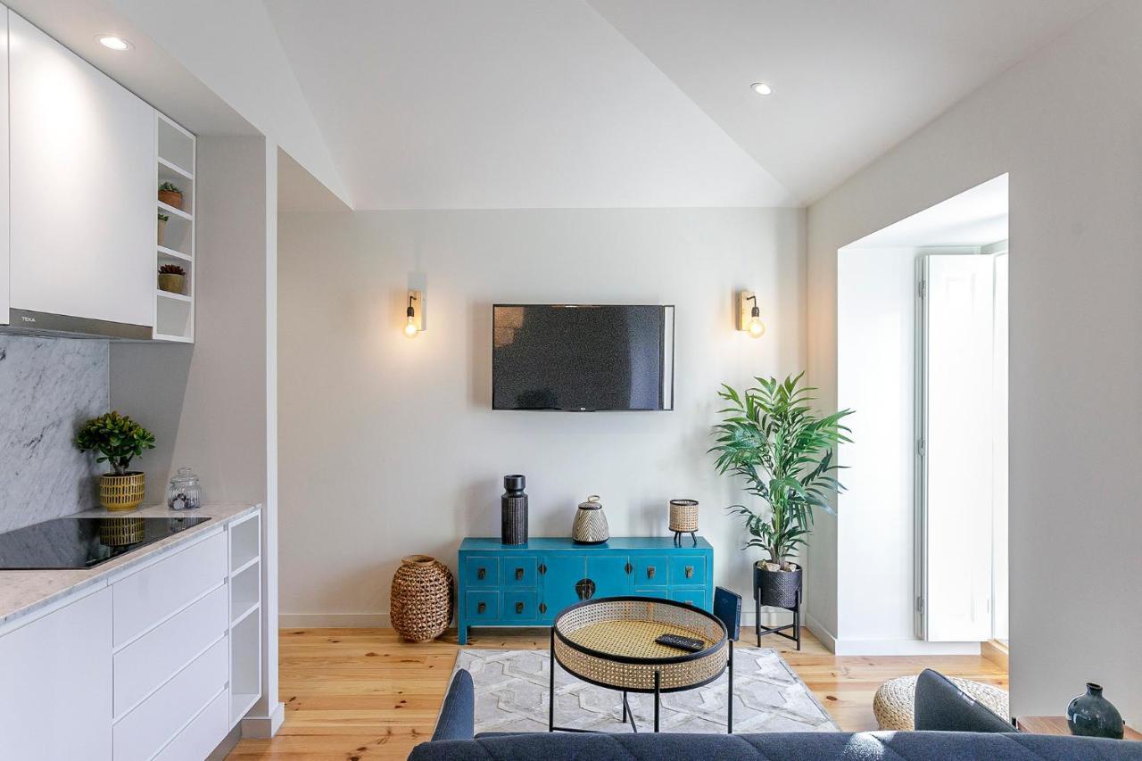 Lovelystay - Downtown Studio With Pool, Ac And Balcony Porto Bagian luar foto