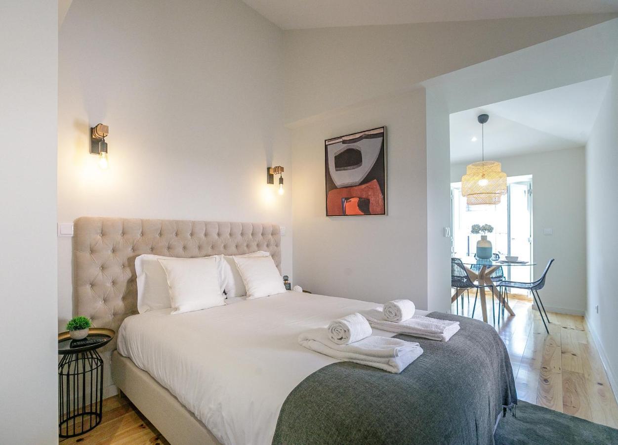 Lovelystay - Downtown Studio With Pool, Ac And Balcony Porto Bagian luar foto