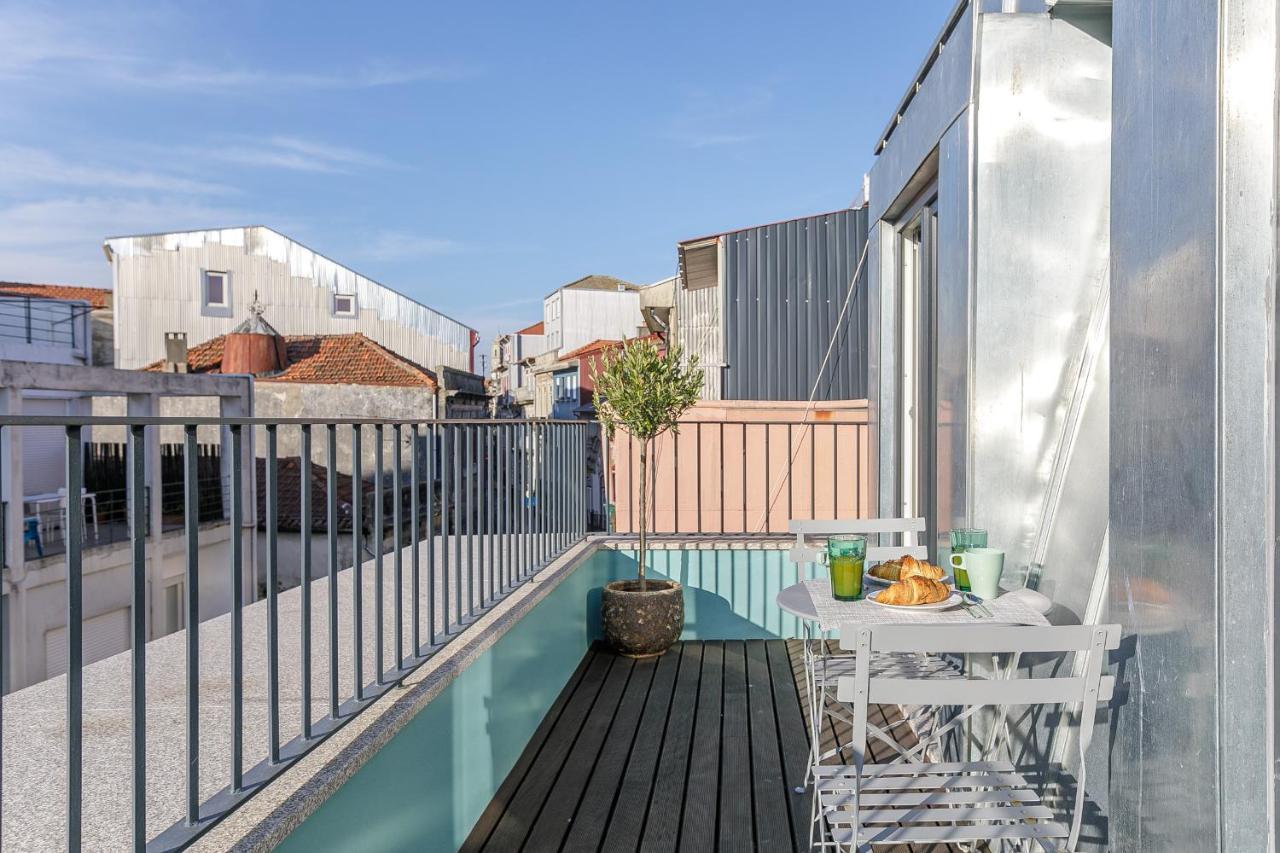 Lovelystay - Downtown Studio With Pool, Ac And Balcony Porto Bagian luar foto