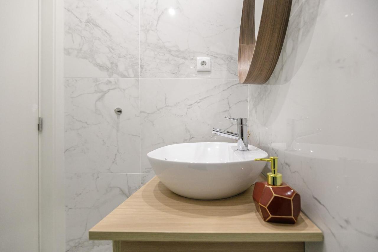 Lovelystay - Downtown Studio With Pool, Ac And Balcony Porto Bagian luar foto