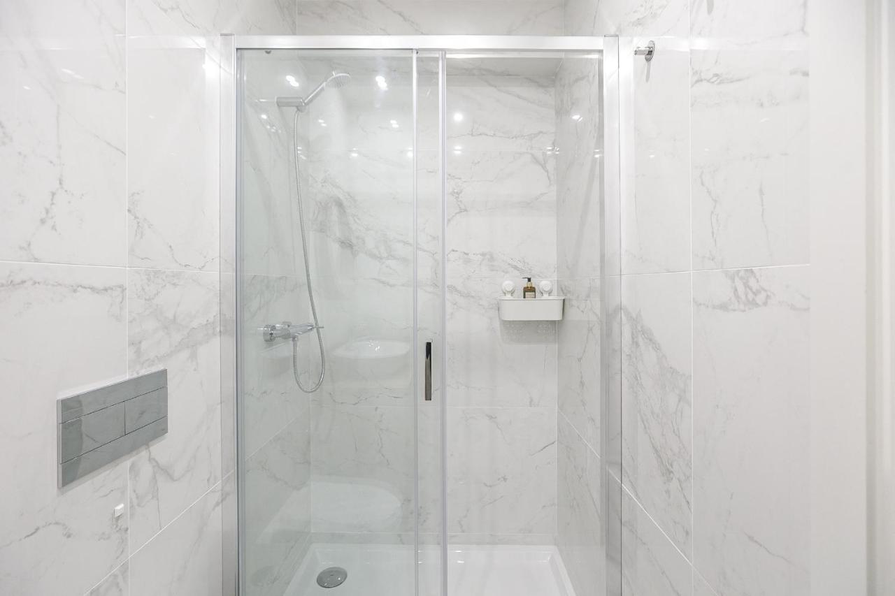 Lovelystay - Downtown Studio With Pool, Ac And Balcony Porto Bagian luar foto