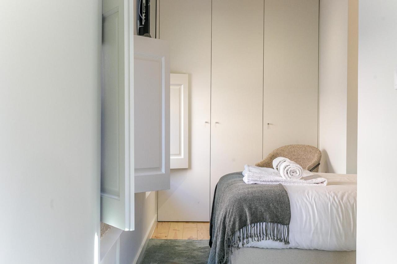 Lovelystay - Downtown Studio With Pool, Ac And Balcony Porto Bagian luar foto