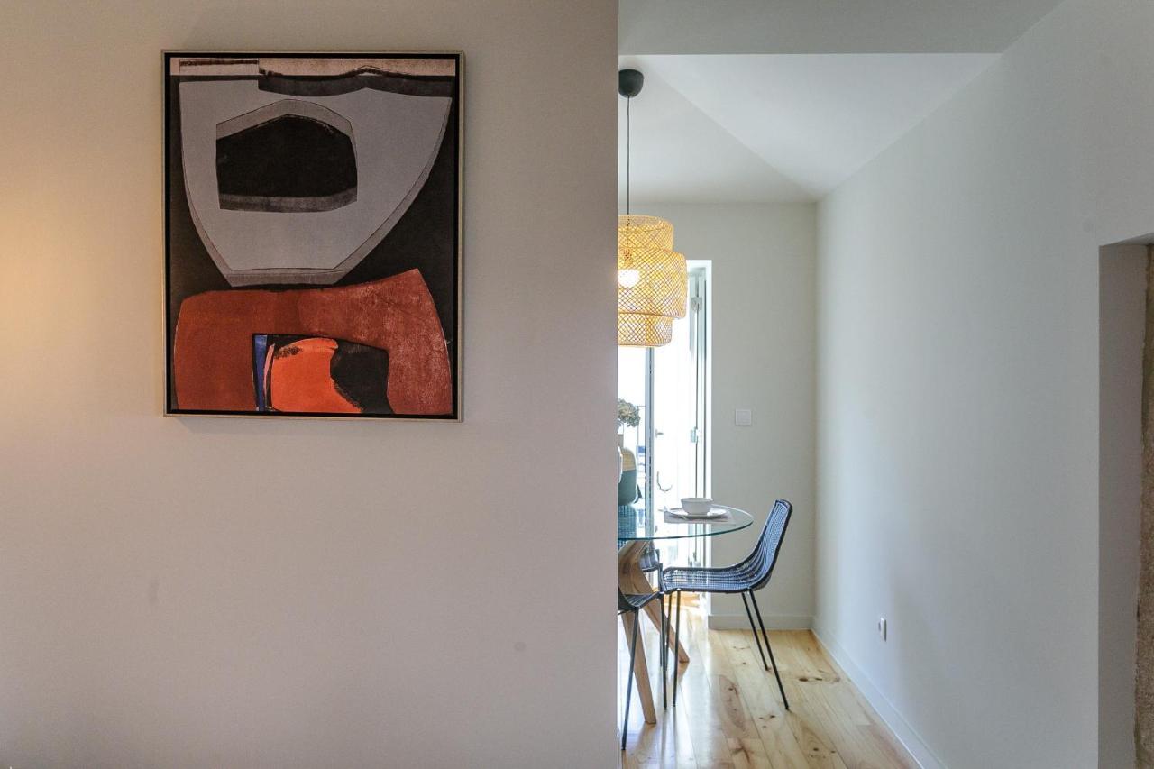 Lovelystay - Downtown Studio With Pool, Ac And Balcony Porto Bagian luar foto