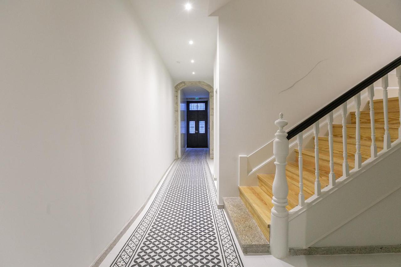 Lovelystay - Downtown Studio With Pool, Ac And Balcony Porto Bagian luar foto