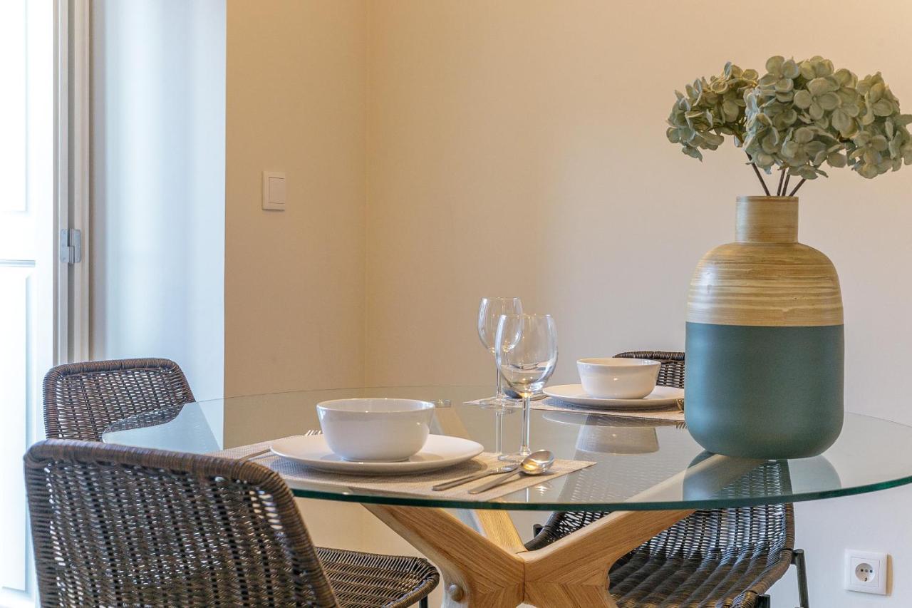 Lovelystay - Downtown Studio With Pool, Ac And Balcony Porto Bagian luar foto