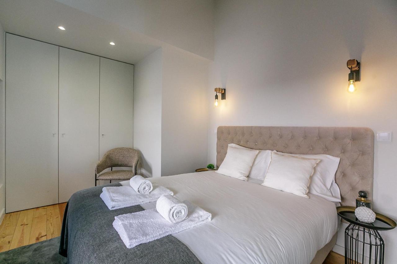 Lovelystay - Downtown Studio With Pool, Ac And Balcony Porto Bagian luar foto