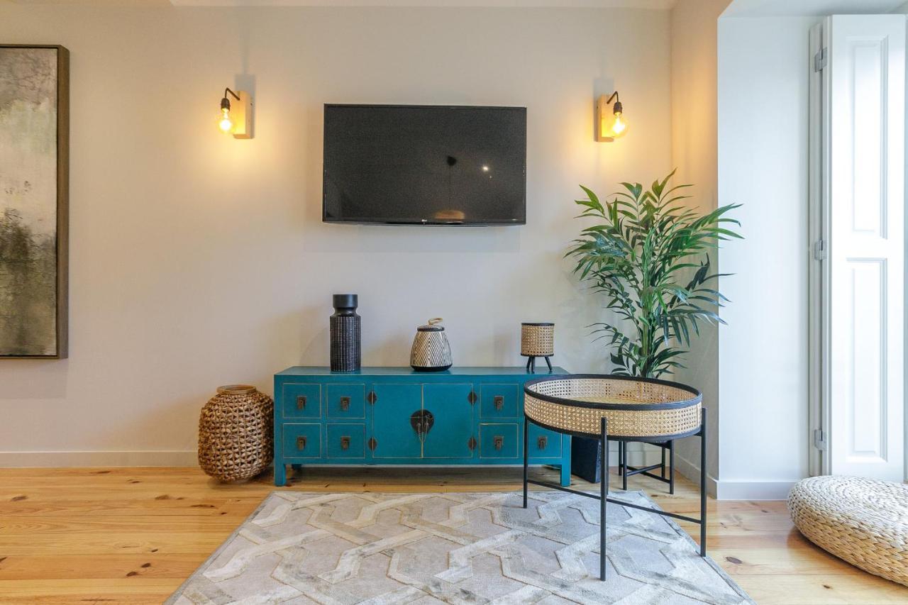 Lovelystay - Downtown Studio With Pool, Ac And Balcony Porto Bagian luar foto