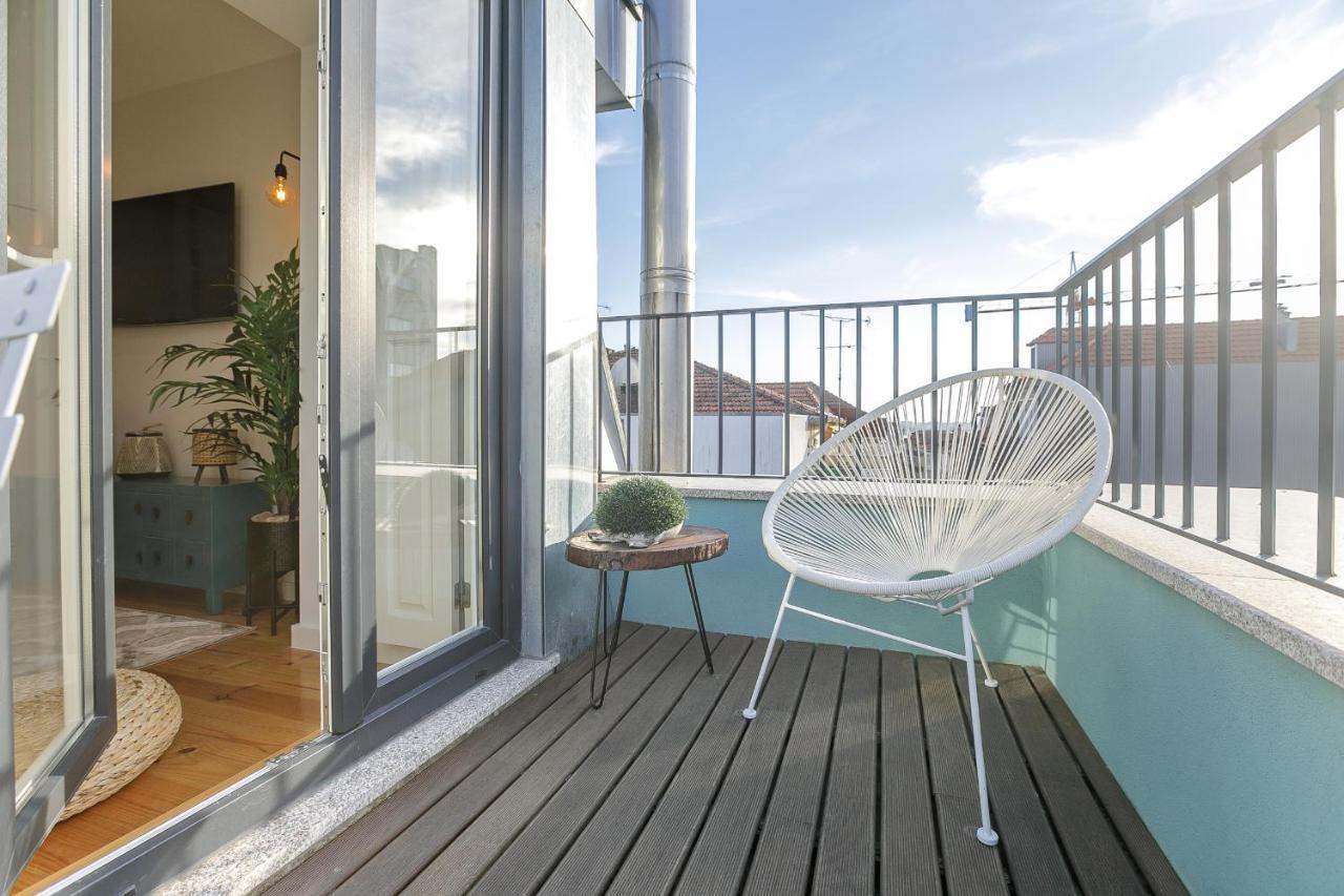 Lovelystay - Downtown Studio With Pool, Ac And Balcony Porto Bagian luar foto