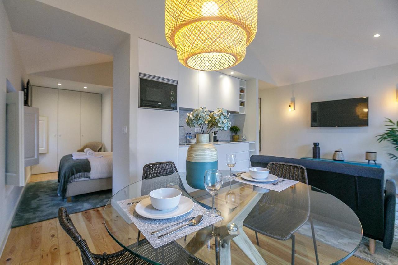 Lovelystay - Downtown Studio With Pool, Ac And Balcony Porto Bagian luar foto