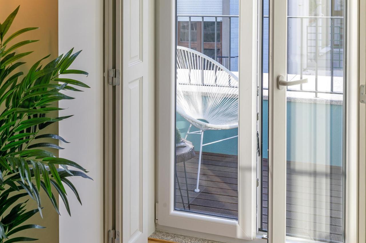 Lovelystay - Downtown Studio With Pool, Ac And Balcony Porto Bagian luar foto