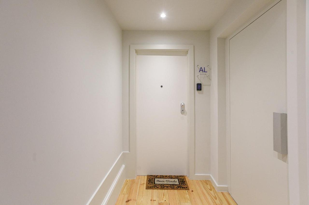 Lovelystay - Downtown Studio With Pool, Ac And Balcony Porto Bagian luar foto