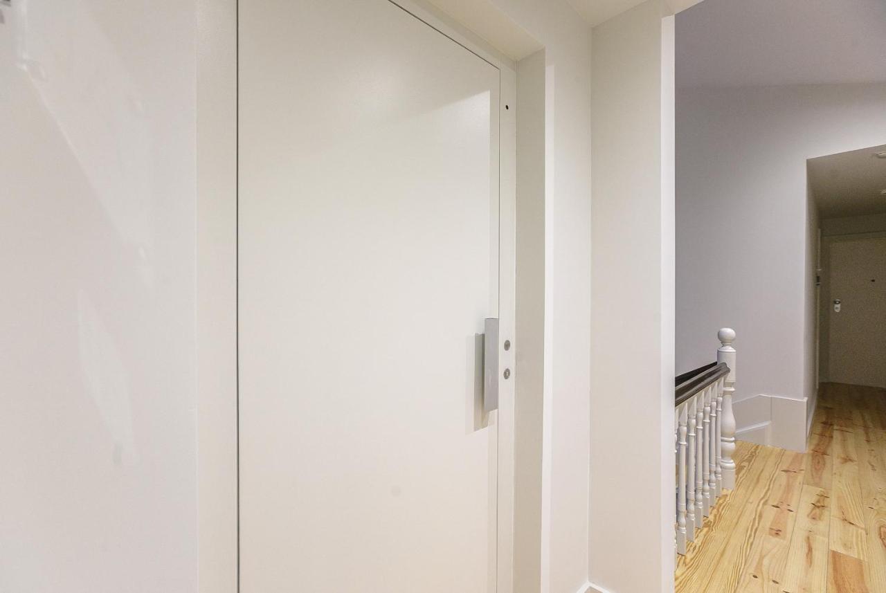 Lovelystay - Downtown Studio With Pool, Ac And Balcony Porto Bagian luar foto
