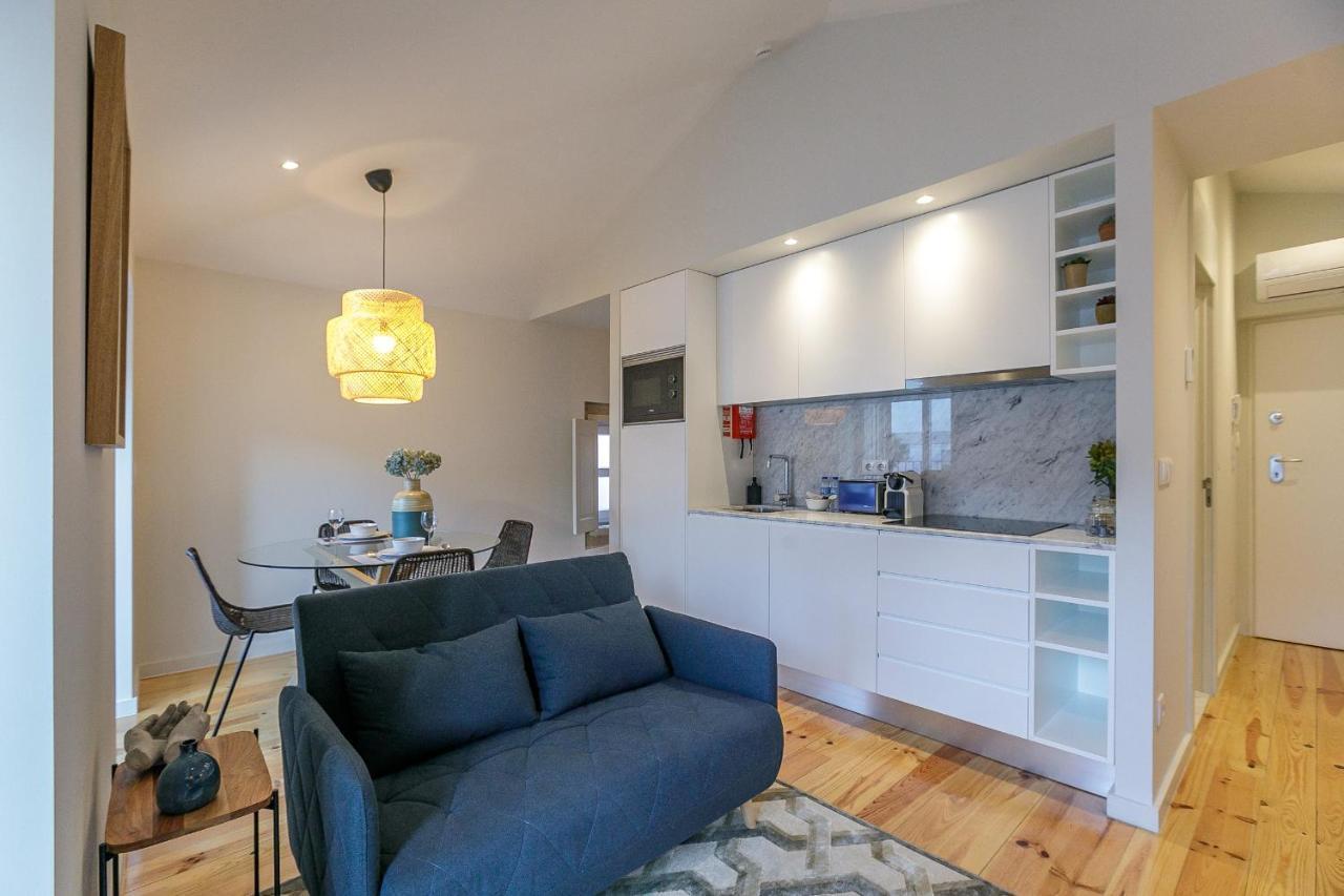 Lovelystay - Downtown Studio With Pool, Ac And Balcony Porto Bagian luar foto