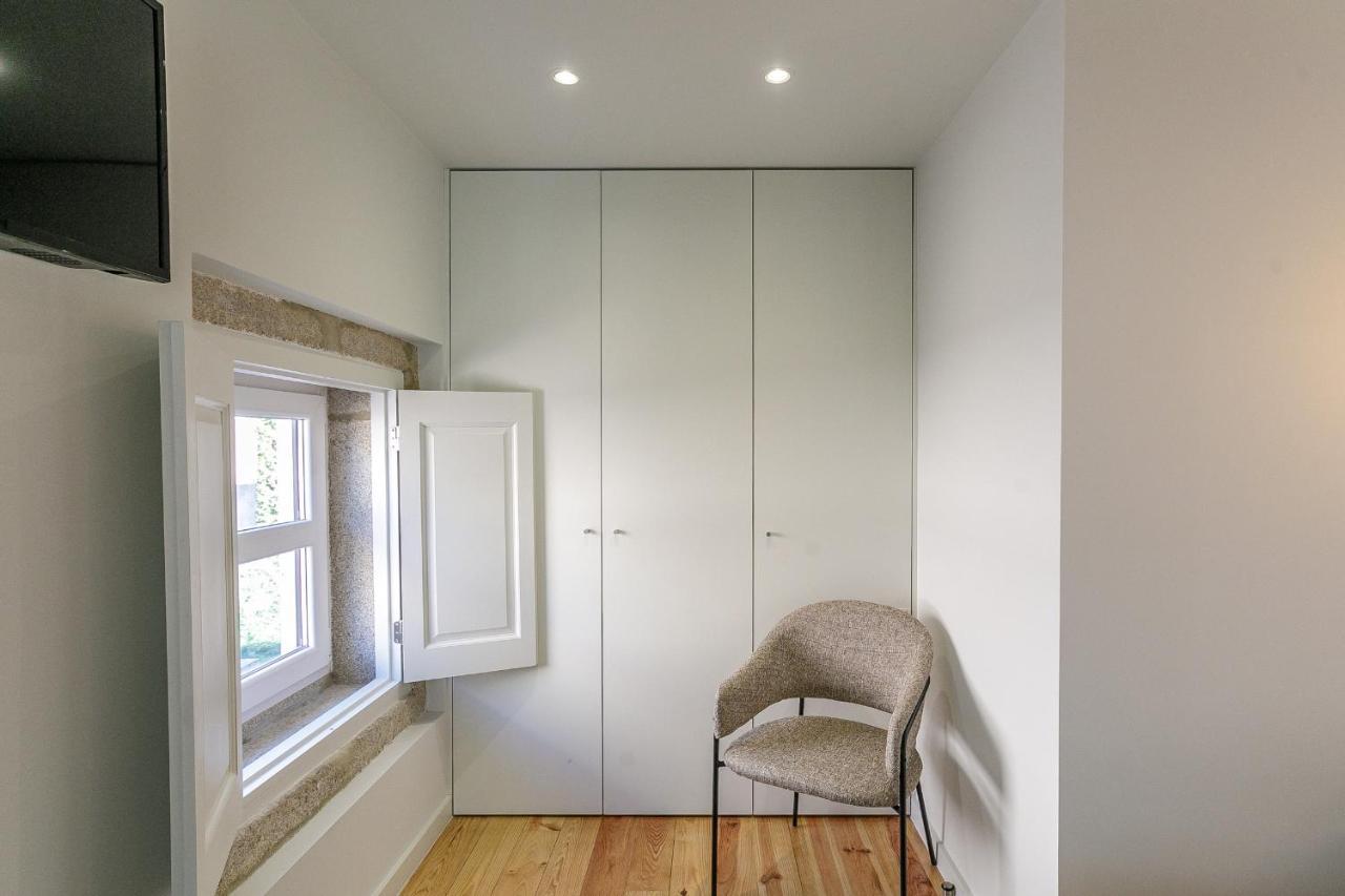 Lovelystay - Downtown Studio With Pool, Ac And Balcony Porto Bagian luar foto
