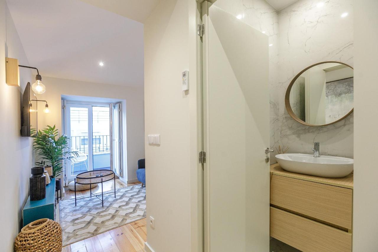 Lovelystay - Downtown Studio With Pool, Ac And Balcony Porto Bagian luar foto