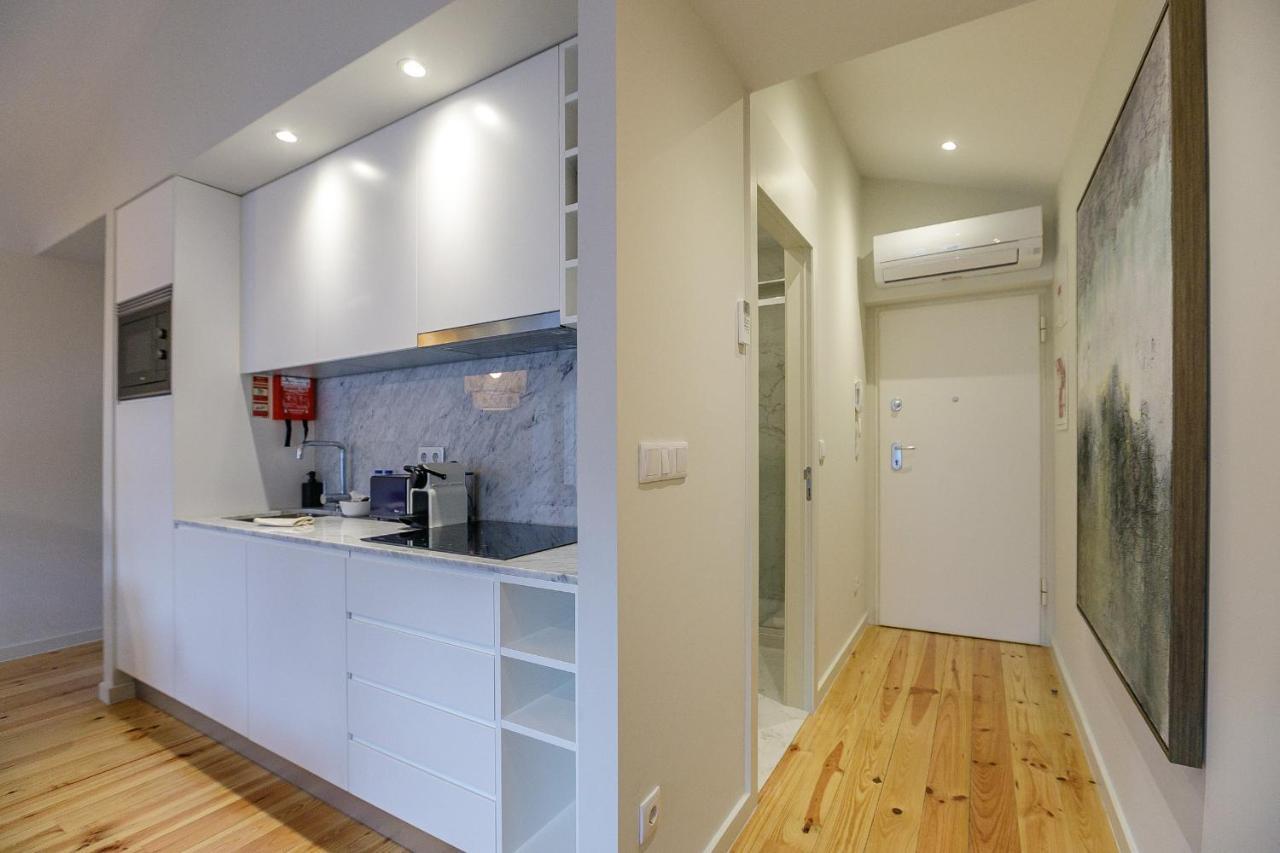 Lovelystay - Downtown Studio With Pool, Ac And Balcony Porto Bagian luar foto