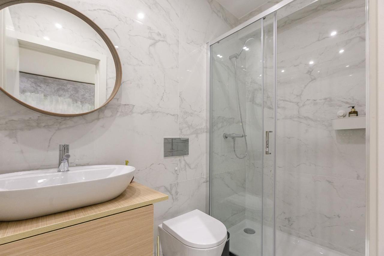 Lovelystay - Downtown Studio With Pool, Ac And Balcony Porto Bagian luar foto